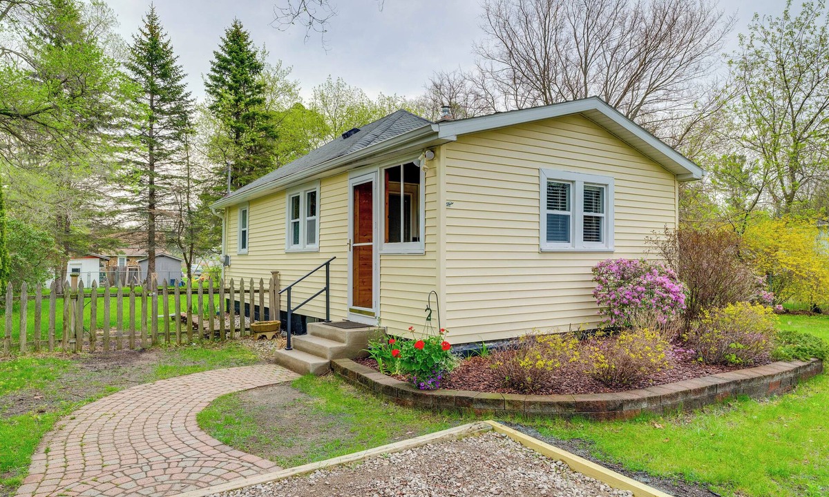 Elk Rapids House | Blocks to Beach & Eats! Elk Rapids 'Cozy Cottage'