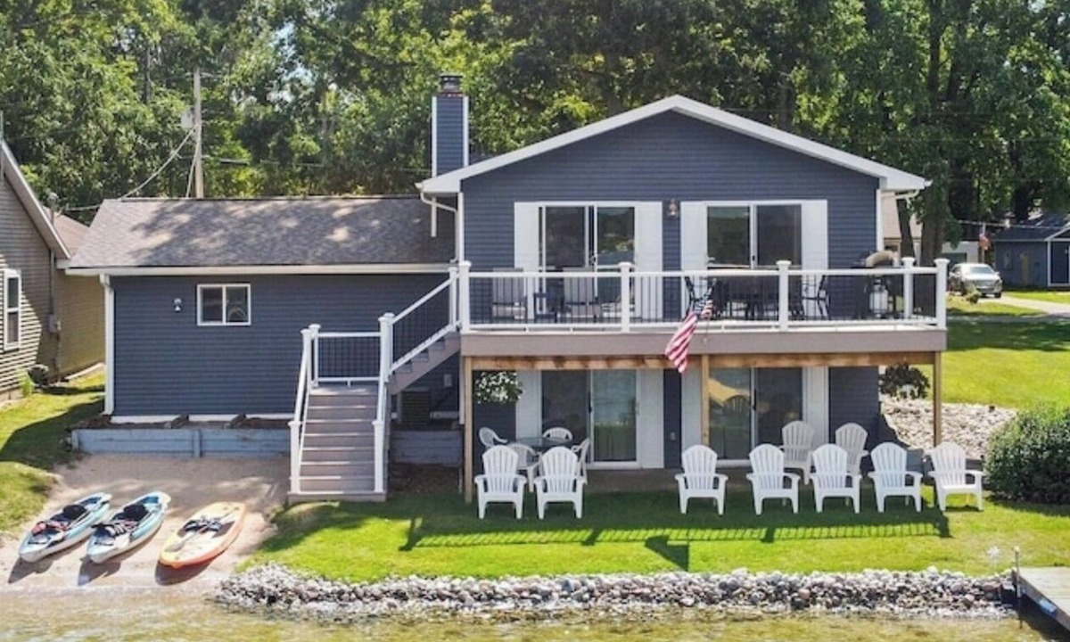 Canadian Lakes House | Blue Bungalow - Charming Lakefront Cottage on Canadian Lakes - Sleeps 8