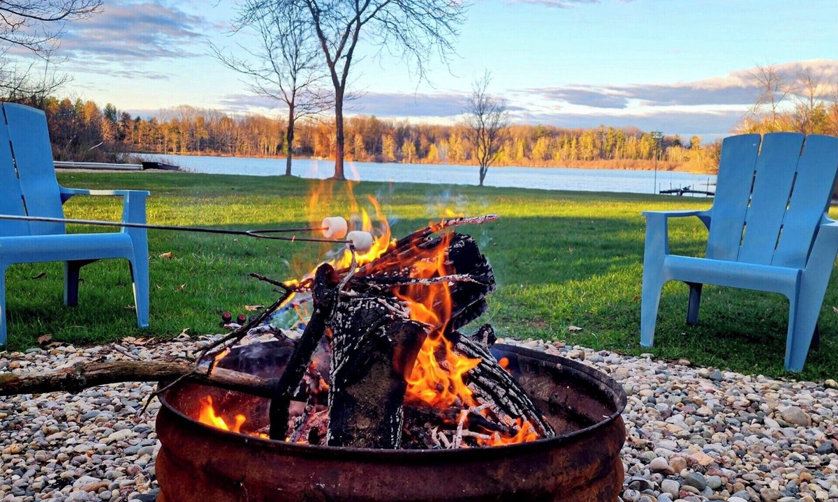 Edmore Cottage | Blue Heron Point Lake front retreat - Hot Tub, Kayaks, Fishing, Pool Table