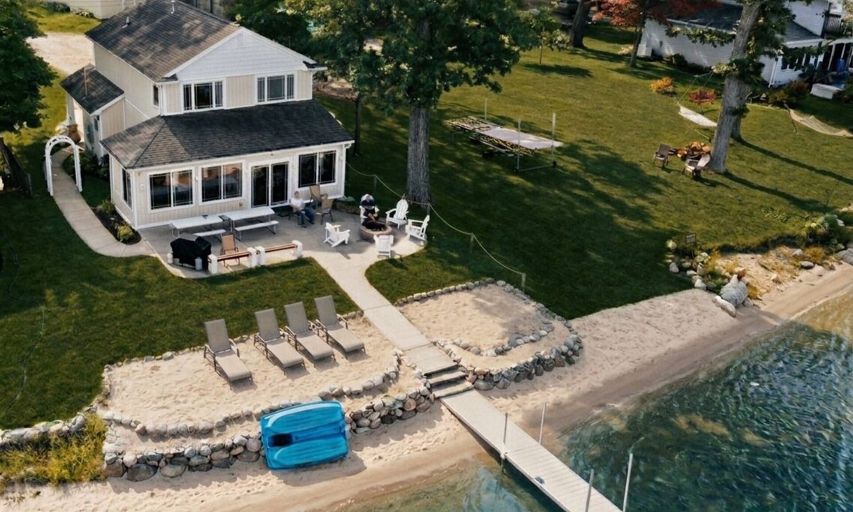 Delton Cottage | Brenda's Beach House - Sandy beach, gentle sloping lake bottom - Upper Crooked