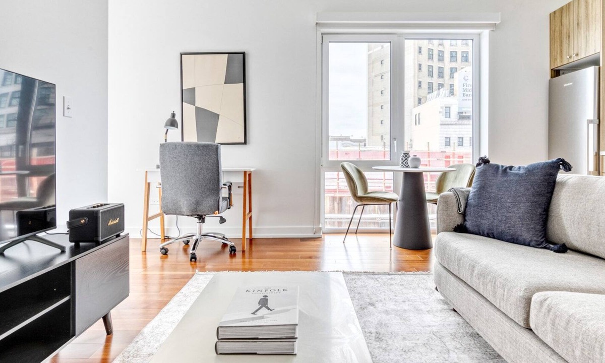 Uptown Apartment | Bright Uptown 1BR w/ W/D & Roof, near Aragon Ballroom, by Blueground