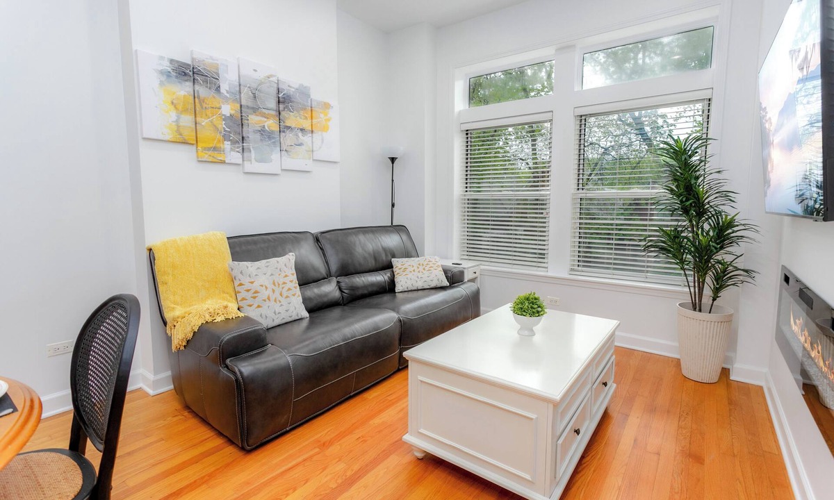 Bucktown Apartment | Bucktown/Wicker Park 3BR pet friendly w/parking - Upstairs Unit