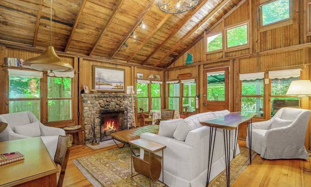 Frankfort House | Cabin-style cottage w/full kitchen, wood-burning fireplace, and full WiFi