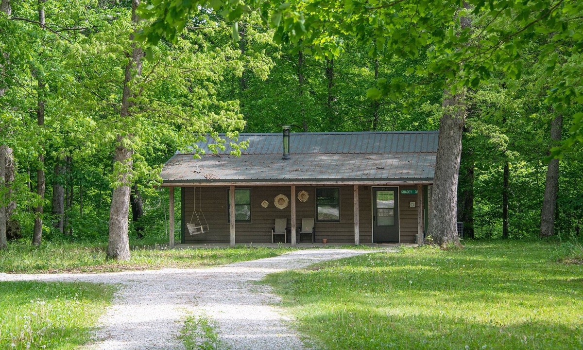 Triumph Cabin | Cabin with Kitchen, Whirlpool Tub & Bonfire Pit Near Starved Rock State Park