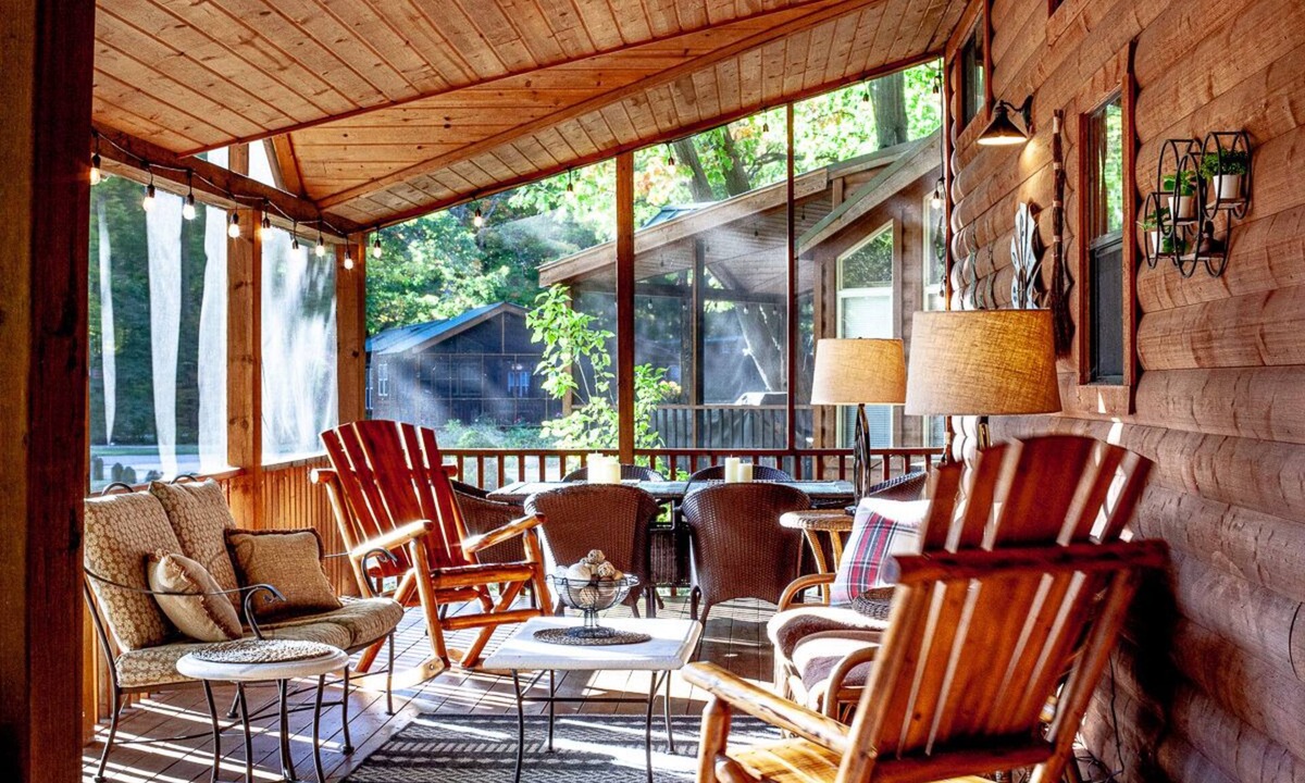 Three Oaks Cabin | Cabin with POOL in family resort!