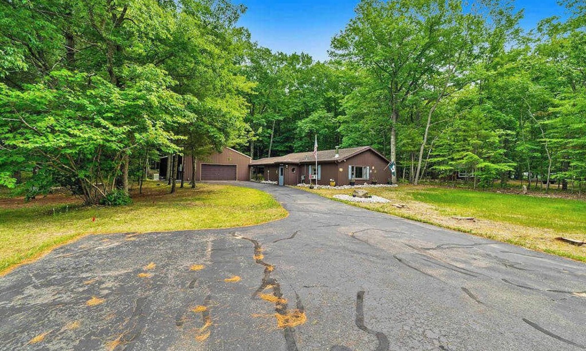 Lake Township House | Cardinal Cabin | House in Honor