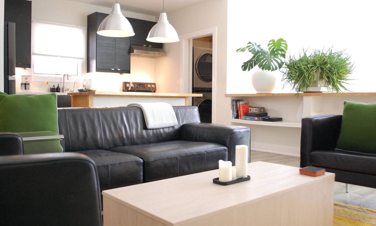 Kennedy King Apartment | Carrollton Collection: The Tree House - 2BR Guesthouse Near Downtown + Parking