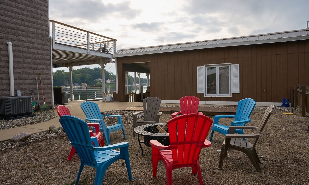 Sister Lakes House | Centrally Located in Heart of Sister Lakes, Michigan