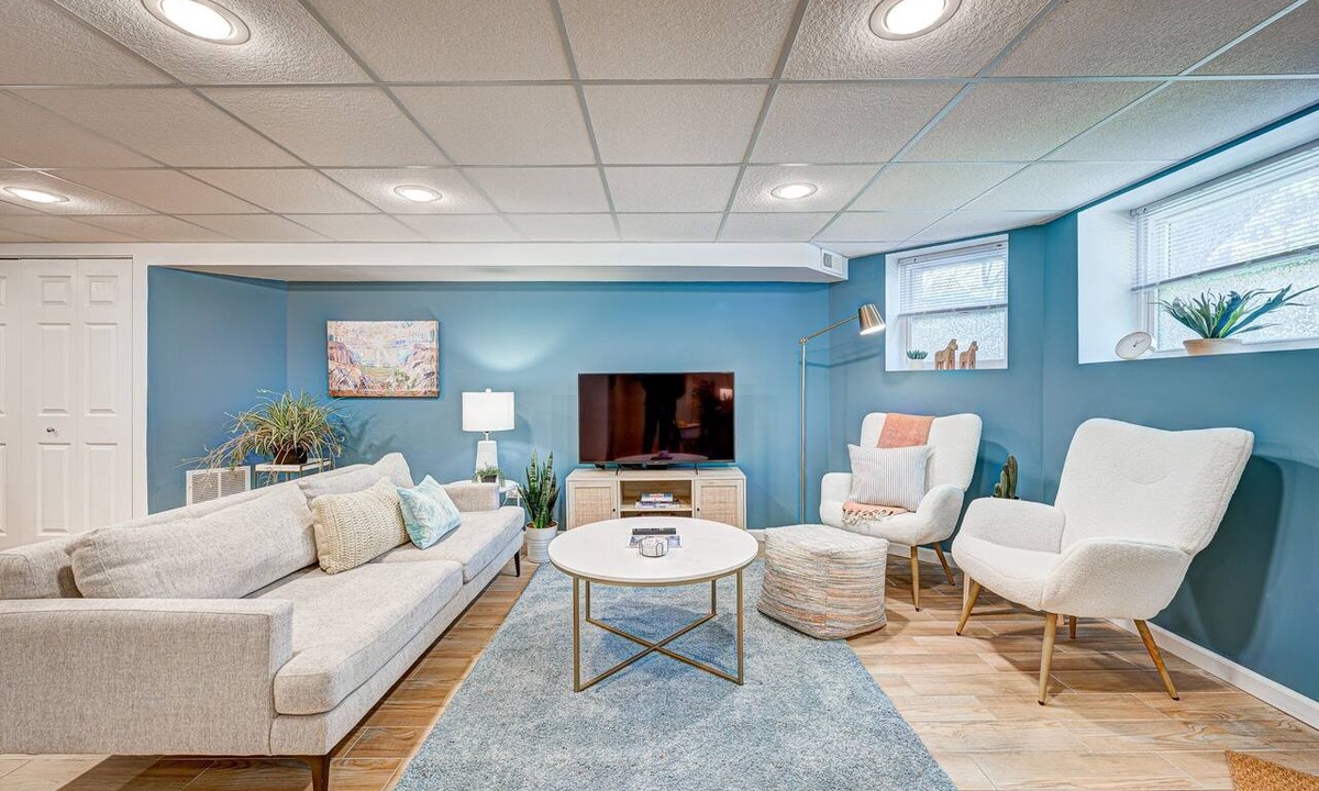 Lakewood-Balmoral Condo | Centrally Located Swedish Design Andersonville 2bd by AllSet Turnover