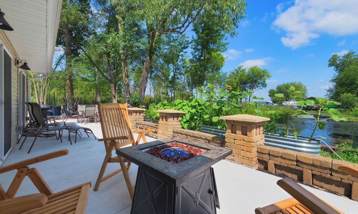Shelbyville House | Channel Charmer - Prime Gun Lake Waterfront Stay