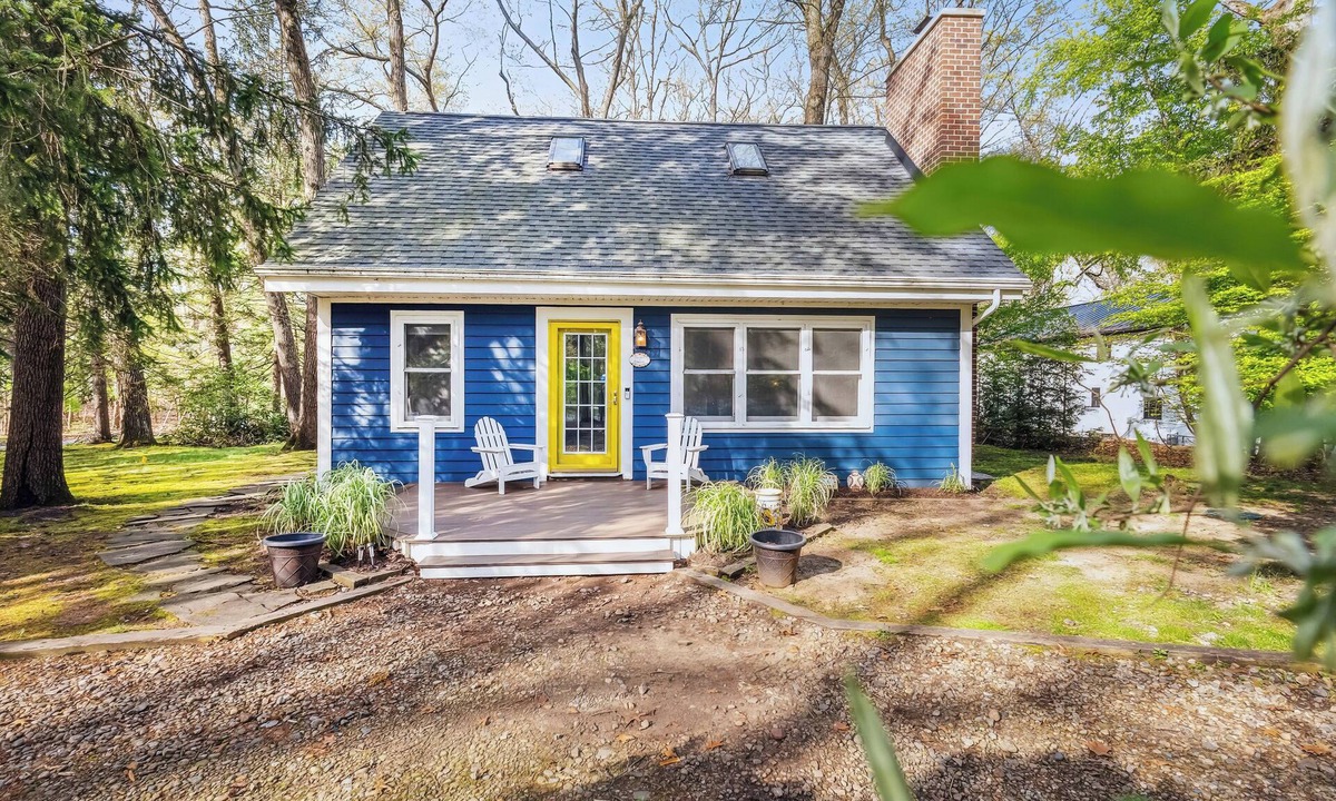 Michiana House | Charlie's on Commanche - Charming cottage tucked away in Michiana close to the l