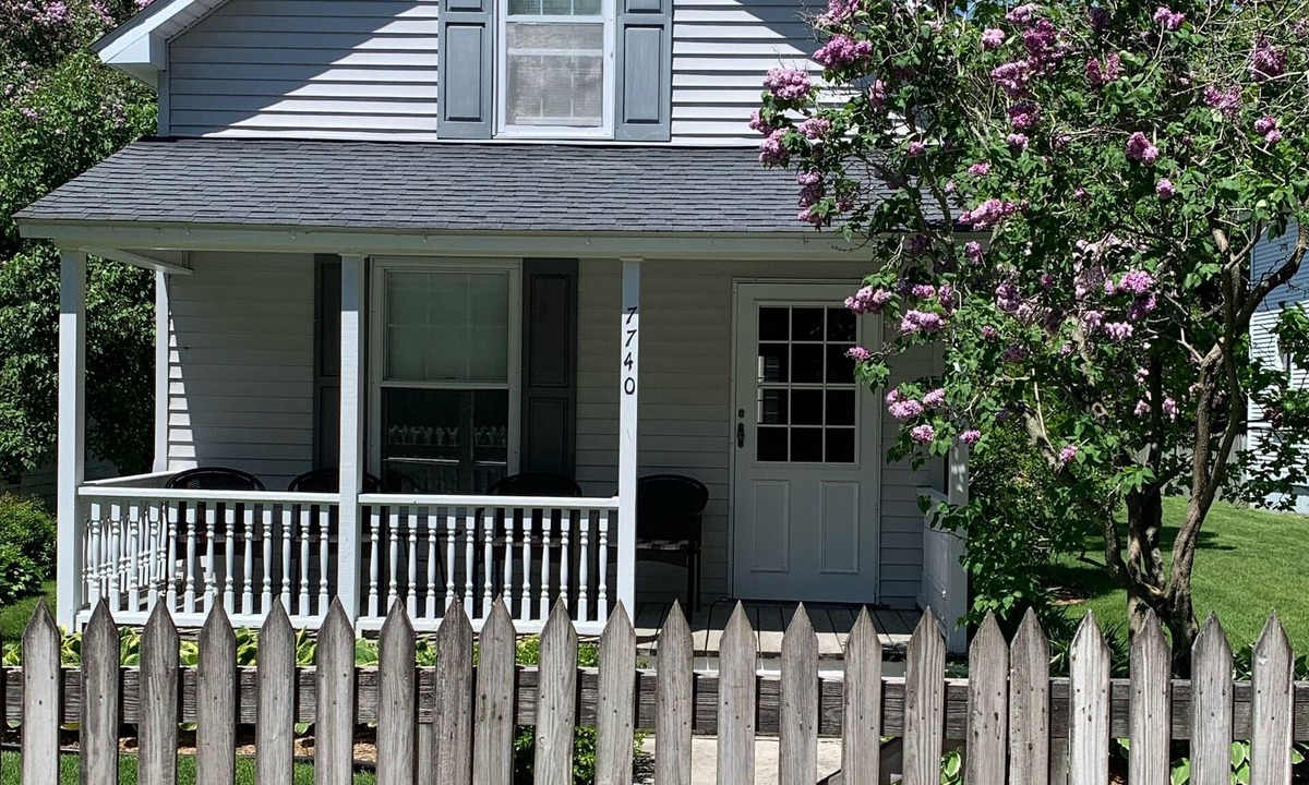 Mackinac Island Cottage | Charming 2-bedroom cottage in lovely Mackinac Island with WiFi