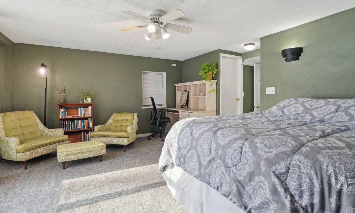 Kendall Cottage | Charming 2-bedroom cottage on crystal clear Gravel Lake w/pontoon rental option