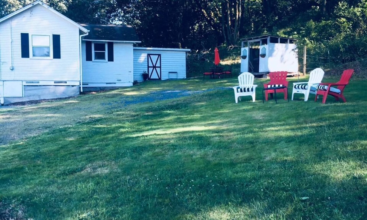 Seattle Hill-Silver Firs House | Charming 2-bedroom farmhouse with AC, WiFi in the charming town of Snohomish!