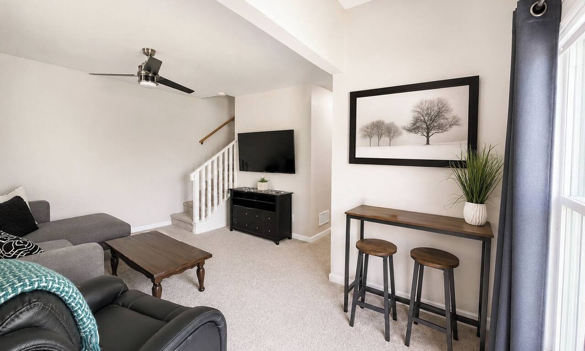 South Bend House | Charming 2-bedroom home, close to Downtown South bend and 5 mins away from ND