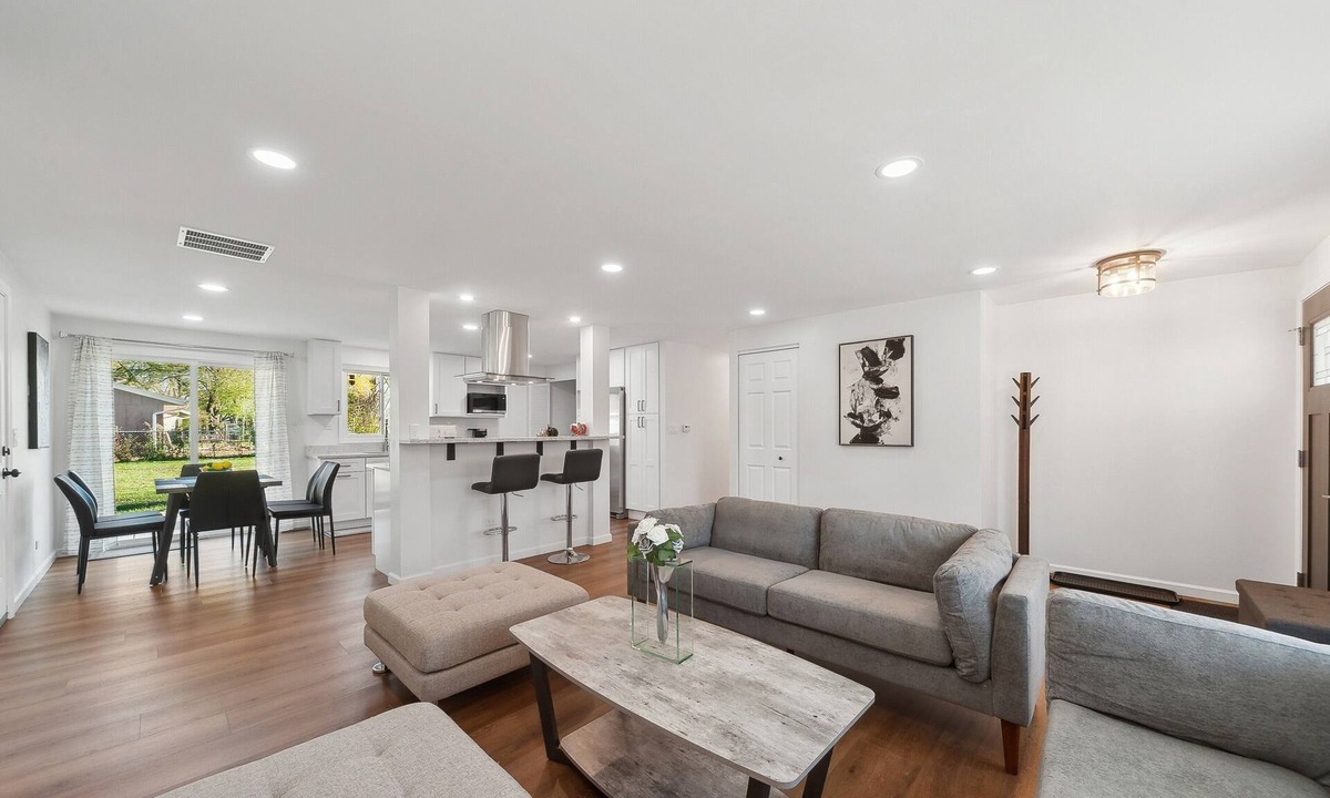 Wasco House | Charming 3-bedroom/2 Bath Single Family Home/Schaumburg