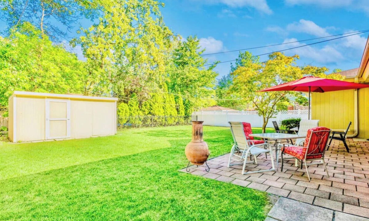 Elmhurst House | Charming 3BR Ranch in Elmhurst | Mid-Term Ready