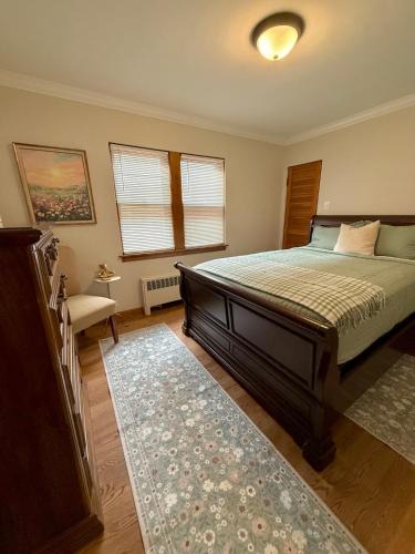 Berwyn Apartment | Charming Cozy 2 br 1 ba apt near Oak Park fast wifi near transportation