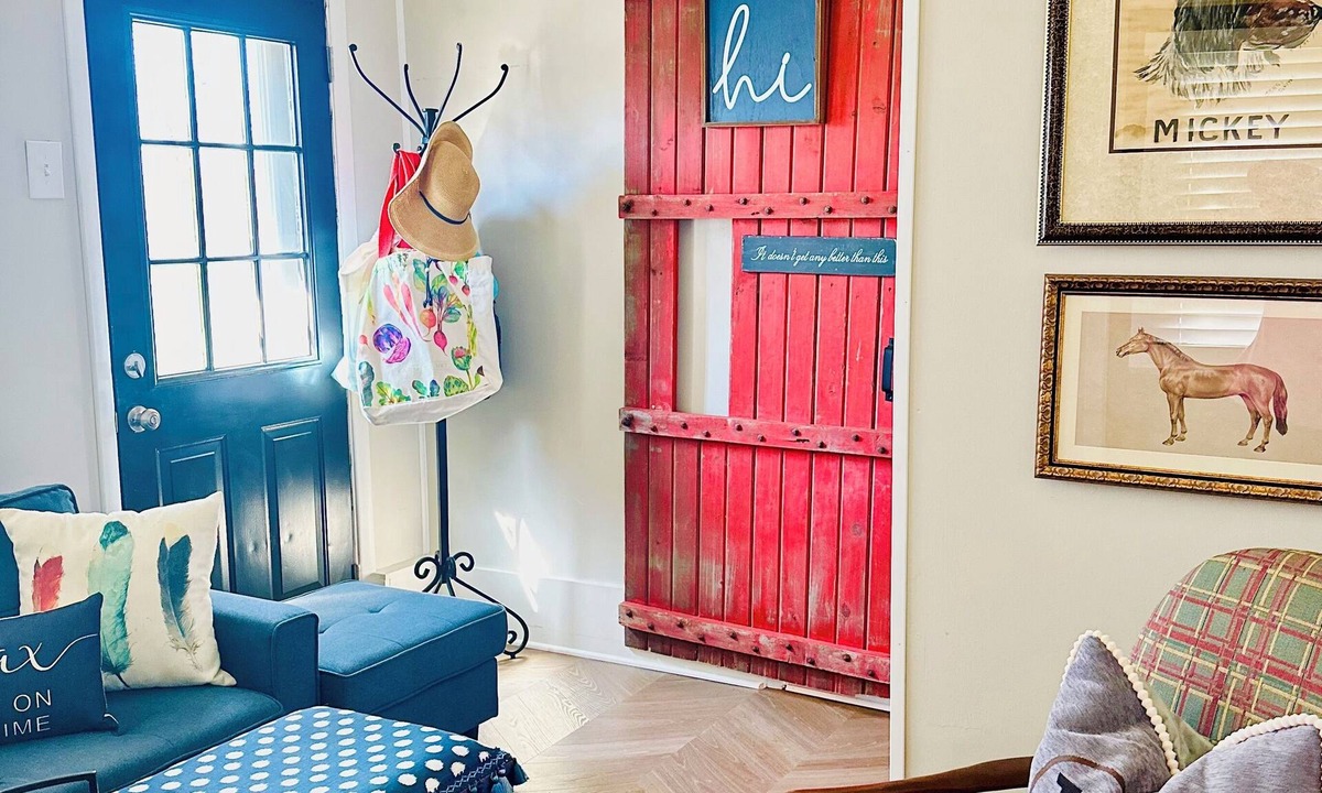 Three Oaks House | Charming, cozy and 5 star home STEPS to Journeyman & Acorn Theatre! Large yard!