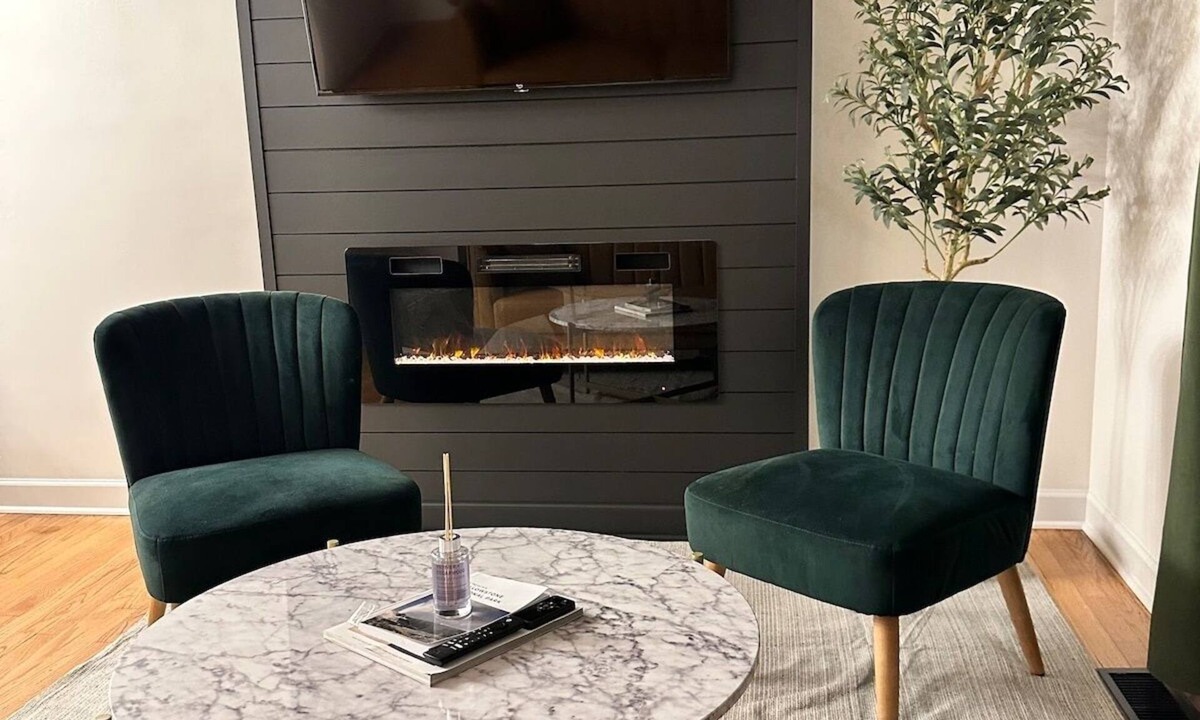 Edgewater House | Charming Edgewater Townhome | Steps to Lake Michigan & CTA | Backyard + Fire Pit