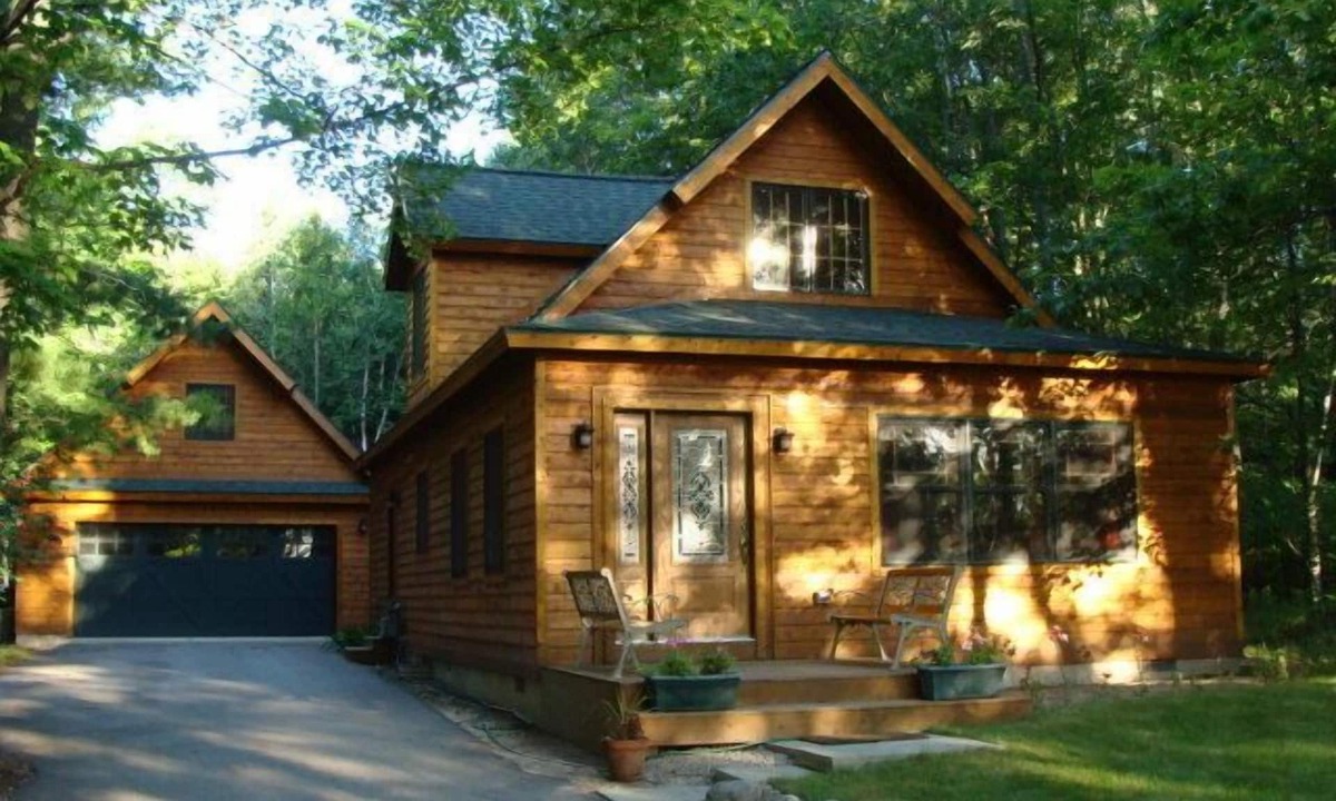 Cheboygan Cottage | Charming quality built home within walking distance of Mullett Lake