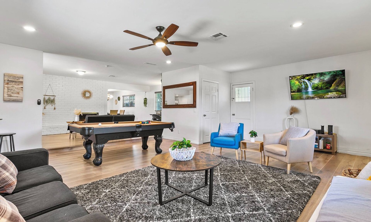Arlington South House | Charming Riverside 3BR Home Close to Shopping , Major Freeways & Airport.