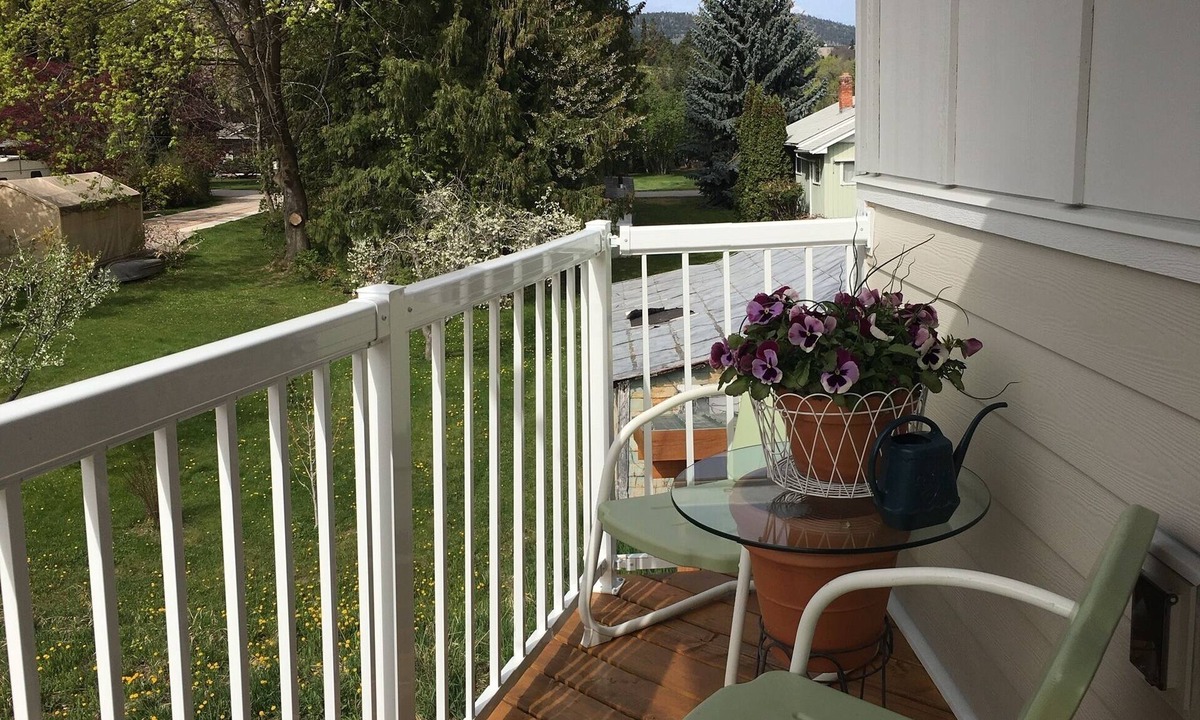 Okanagan-Similkameen Apartment | Charming studio suite in the charming summer country