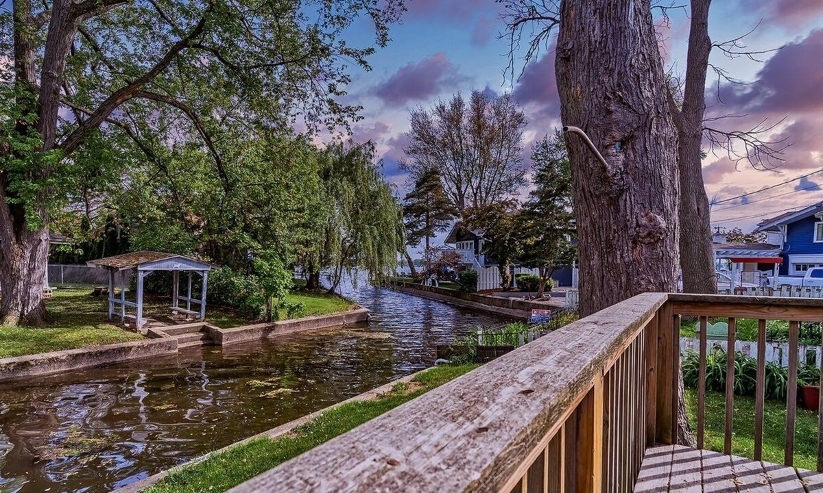 Lake Catherine House | Cheerful 3 bdrm home next to the lake, with free parking on premise