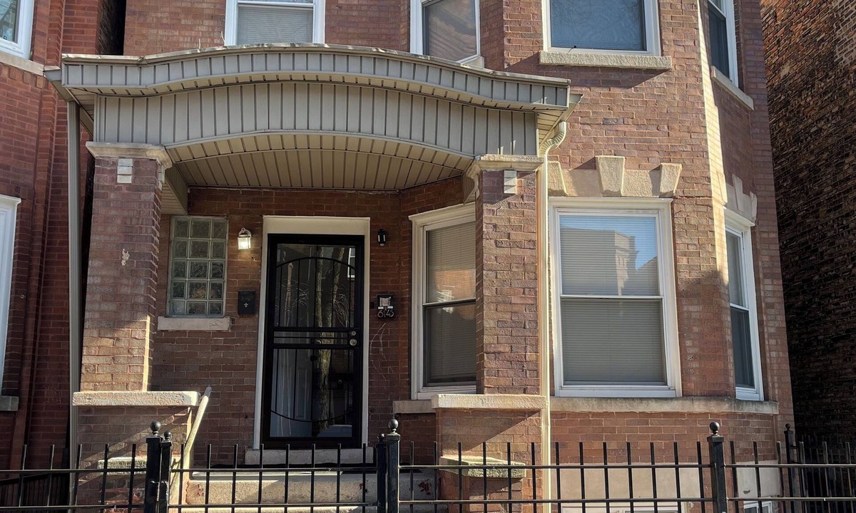 Woodlawn Apartment | Chic 2-bedroom apartment in historic Chicago neighborhood with theater, Wifi