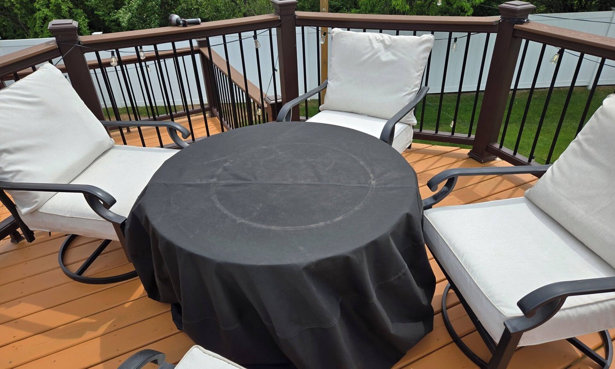 Richton Park House | Chicago-area retreat: Private home cinema, massive yard & easy city access!