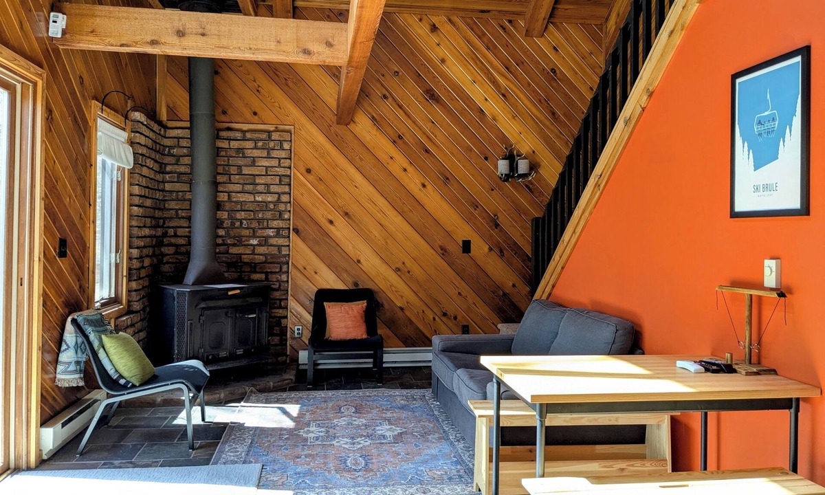 Stambaugh Ski Chalet | Clean & Cozy Private Hot Tub Sleeps 9 <10min Walk to Ski Brule