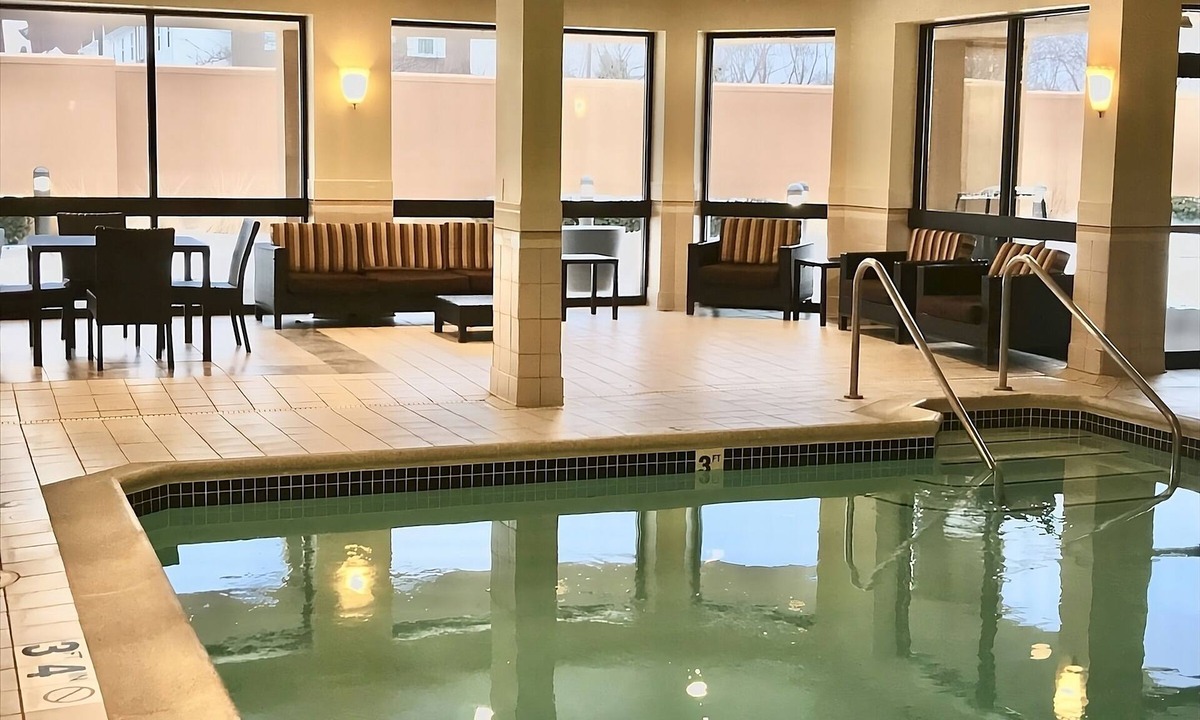 West Dundee House | Close to Attractions! 4 Relaxing Units, FREE Parking, Near Elgin History Museum!