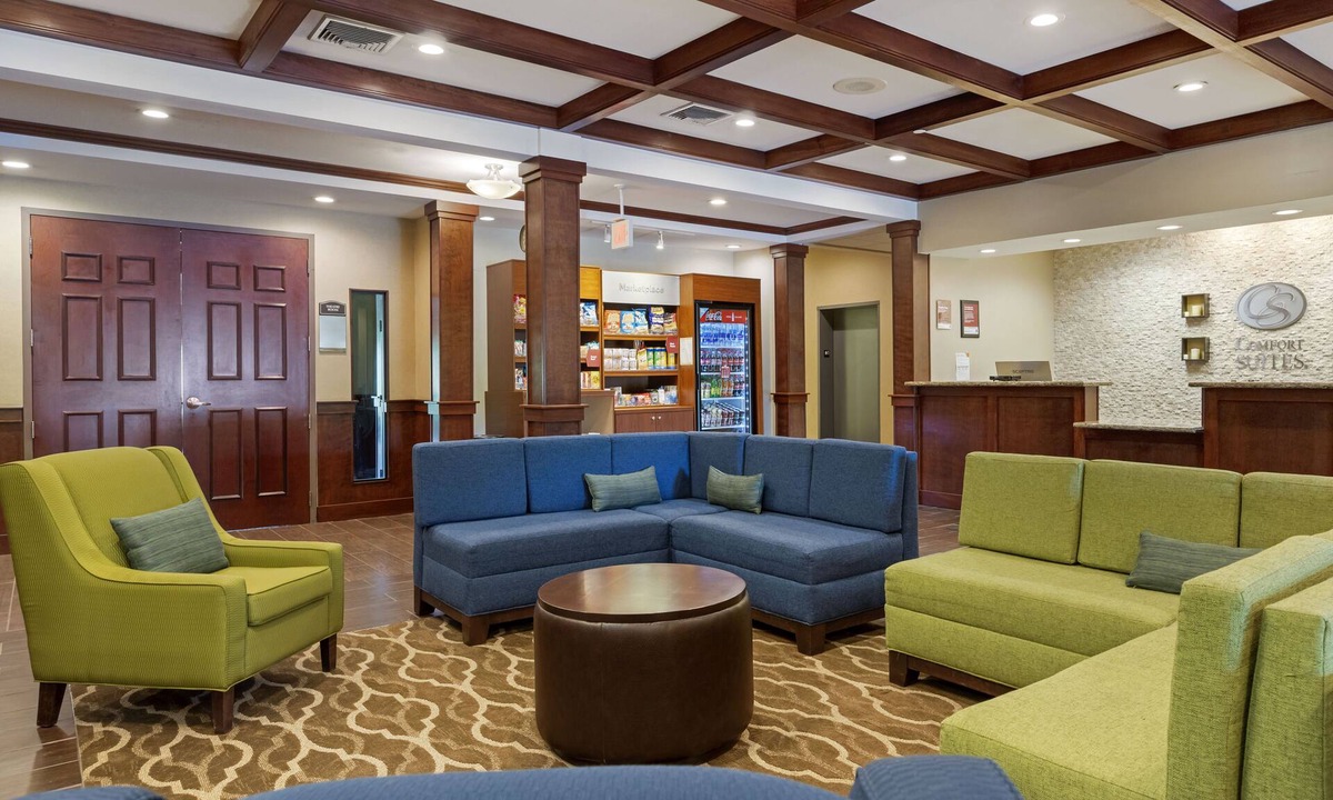 Comstock Park Hotel | Comfort Suites Grand Rapids North