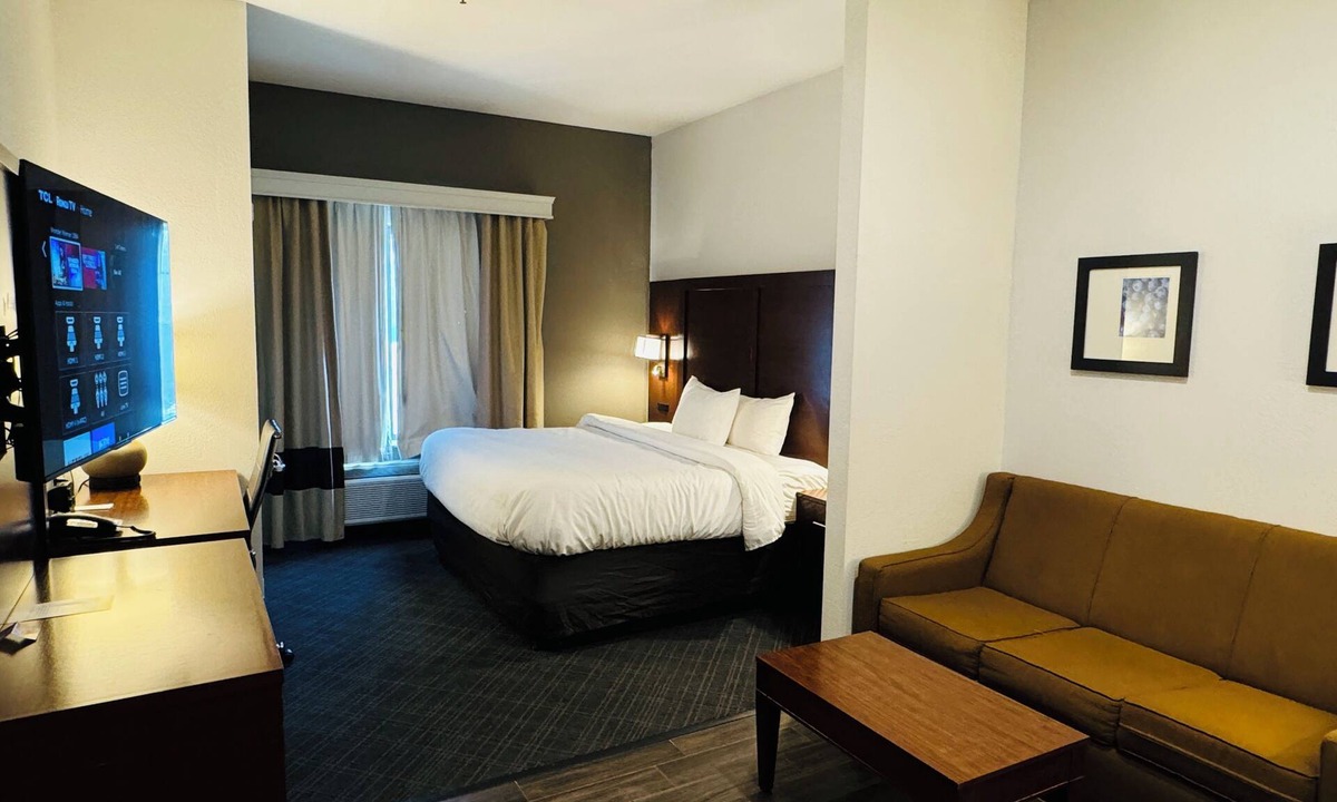 Plymouth Hotel | Comfort Suites Plymouth near US-30