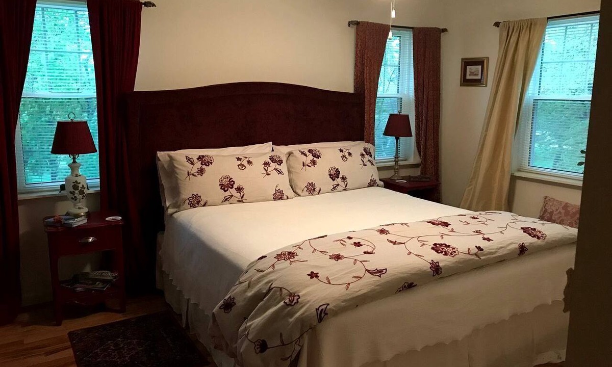 Elkhorn Cabin | Comfortable Weekend Getaway with Breakfast Available in Elkhorn, Wisconsin