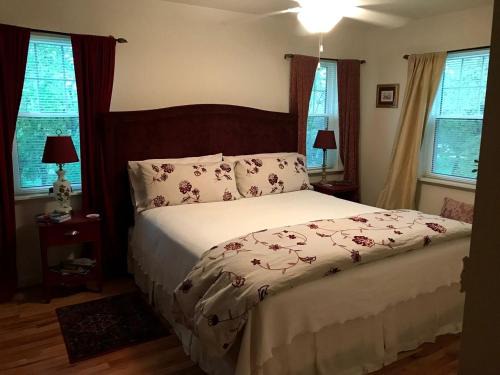 Elkhorn Cabin | Comfortable Weekend Getaway with Breakfast Available in Elkhorn, Wisconsin