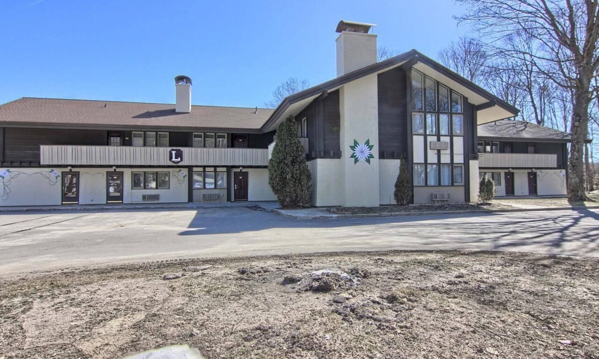 Boyne Falls Condo | Completely Renovated 3 BR + Loft Mountain Villa - 2nd Floor