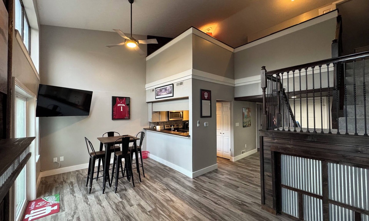 Avoca Condo | Completely Updated Condo-Resort Living on Lake Monroe w/Pool, Golf + Golf Cart