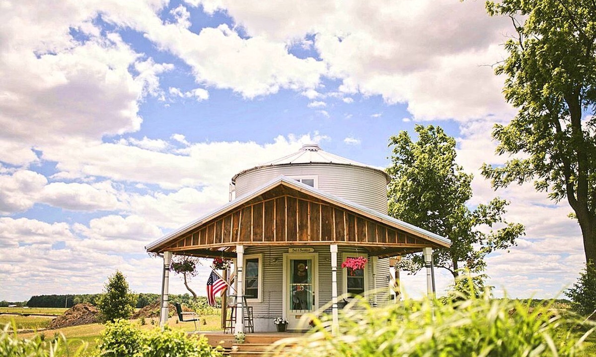 Alvan Cabin | Converted Grain Silo for Unique Glamping Accommodation in Alvin, Illinois