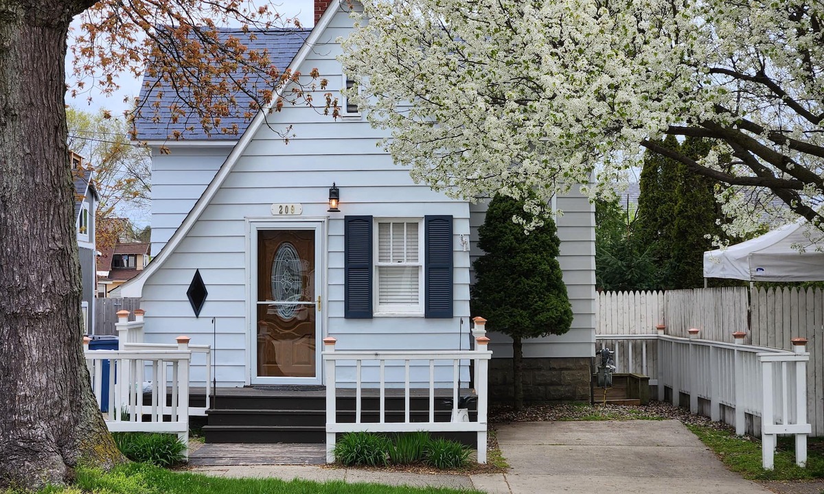 Grand Haven Cottage | Cottage Charm - Downtown - 3 BR/1.5 BA Newly Remodeled Home