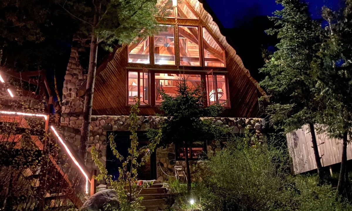 Harbor Springs Cottage | Cottage on the beach