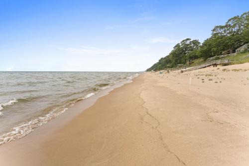 West Olive House | Cottage with Private Lake Access! Short distance to town