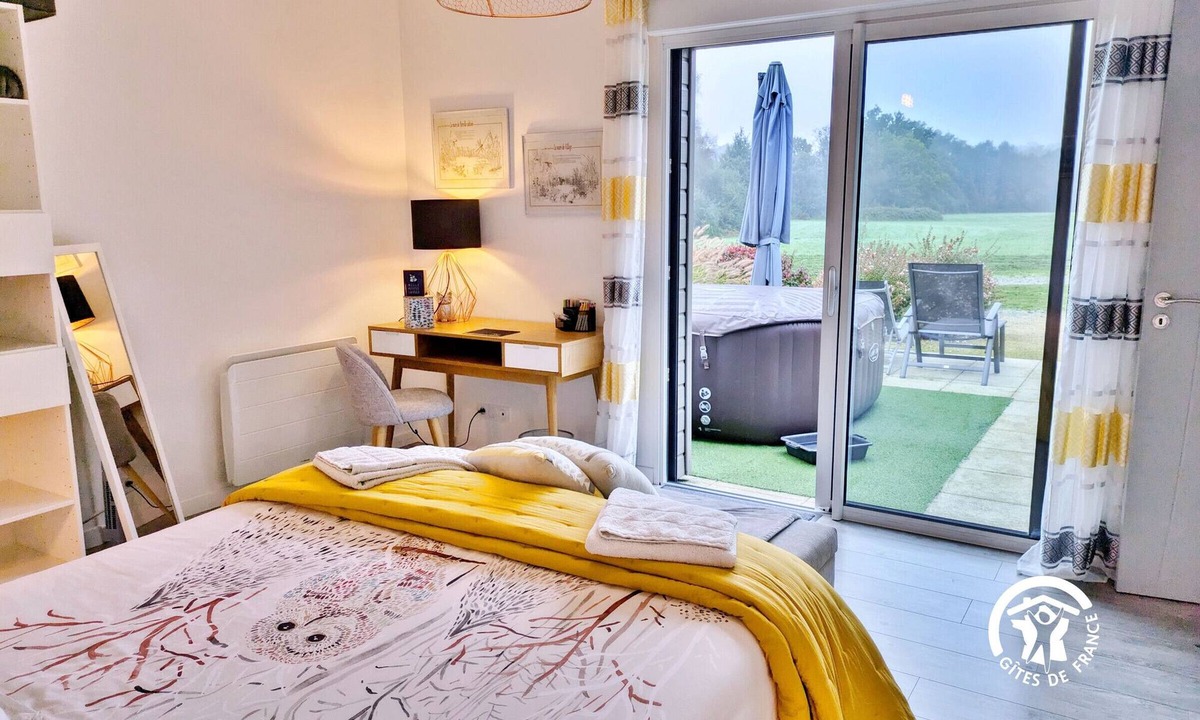 Hambers Cottage | Countryside Retreat with Jacuzzi, WiFi & Scenic Views - Sleeps 6