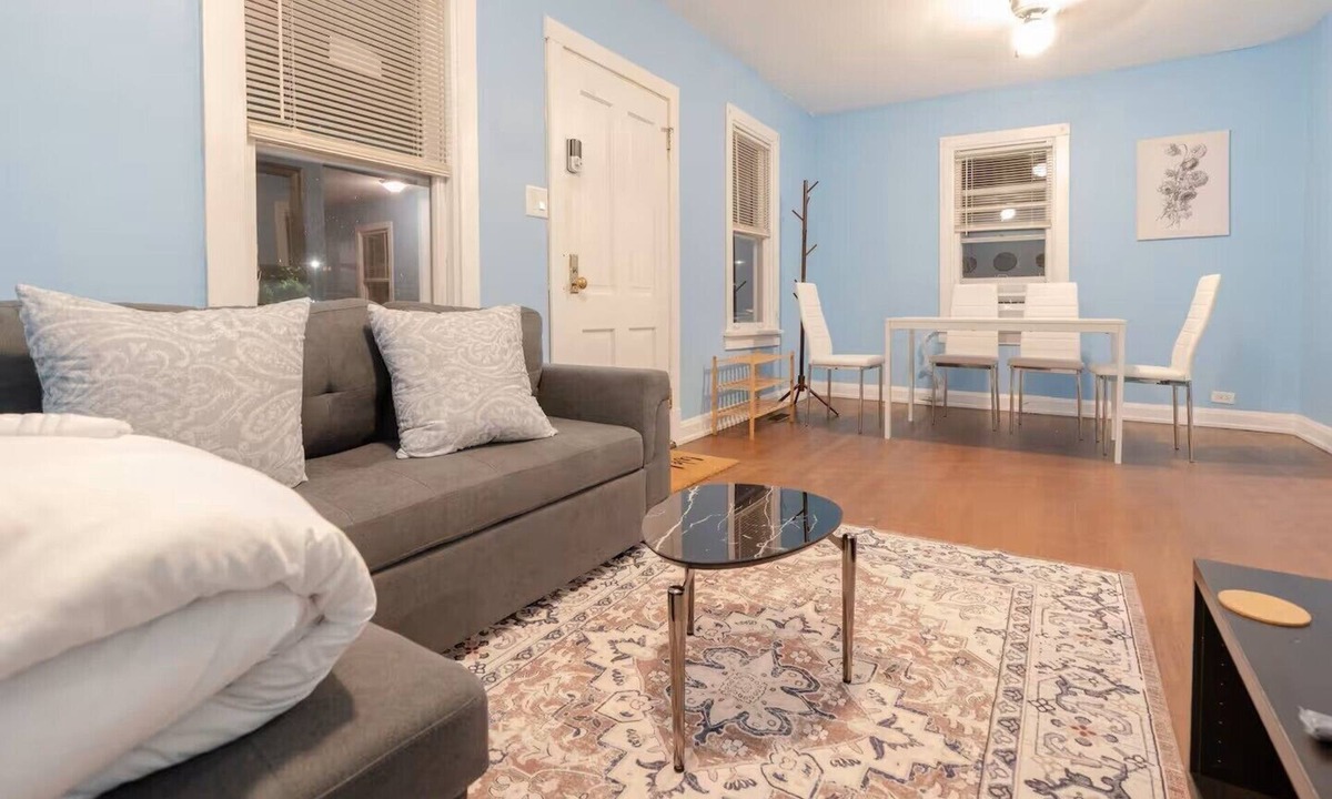 Skokie House | Cozy 1-Bedroom House in Tranquil Skokie With Parking