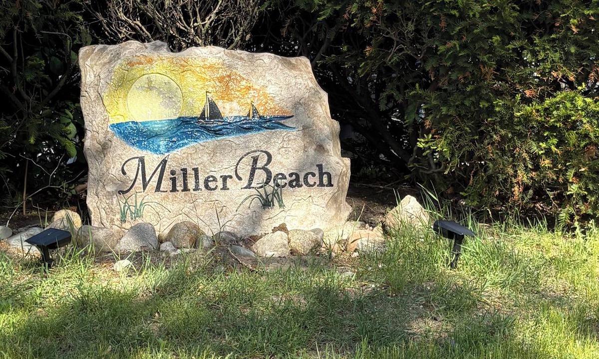 Miller Beach Condo | Cozy 3-bedroom 3 bathroom condo with AC, WiFi in charming Miller Beach