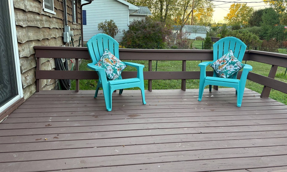 Lexington Cottage | Cozy 3-bedroom lake side cottage with fire place in welcoming Lexington