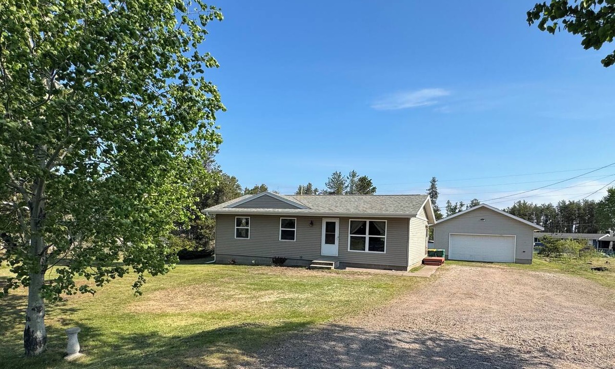 Upper Peninsula Michigan House | Cozy 3bedroom pet friendly home in peaceful Marquette perfect for relaxing stays