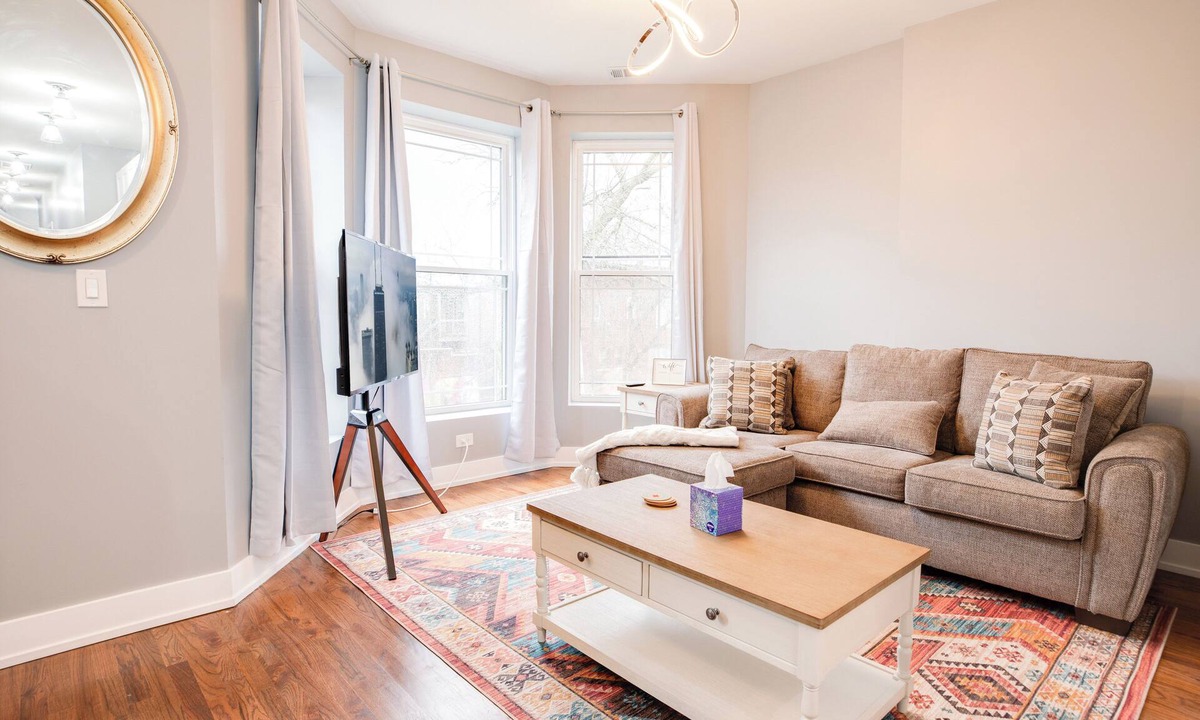 Woodlawn Apartment | Cozy 3BR Near Obama Presidential Center, Hyde Park & UChicago