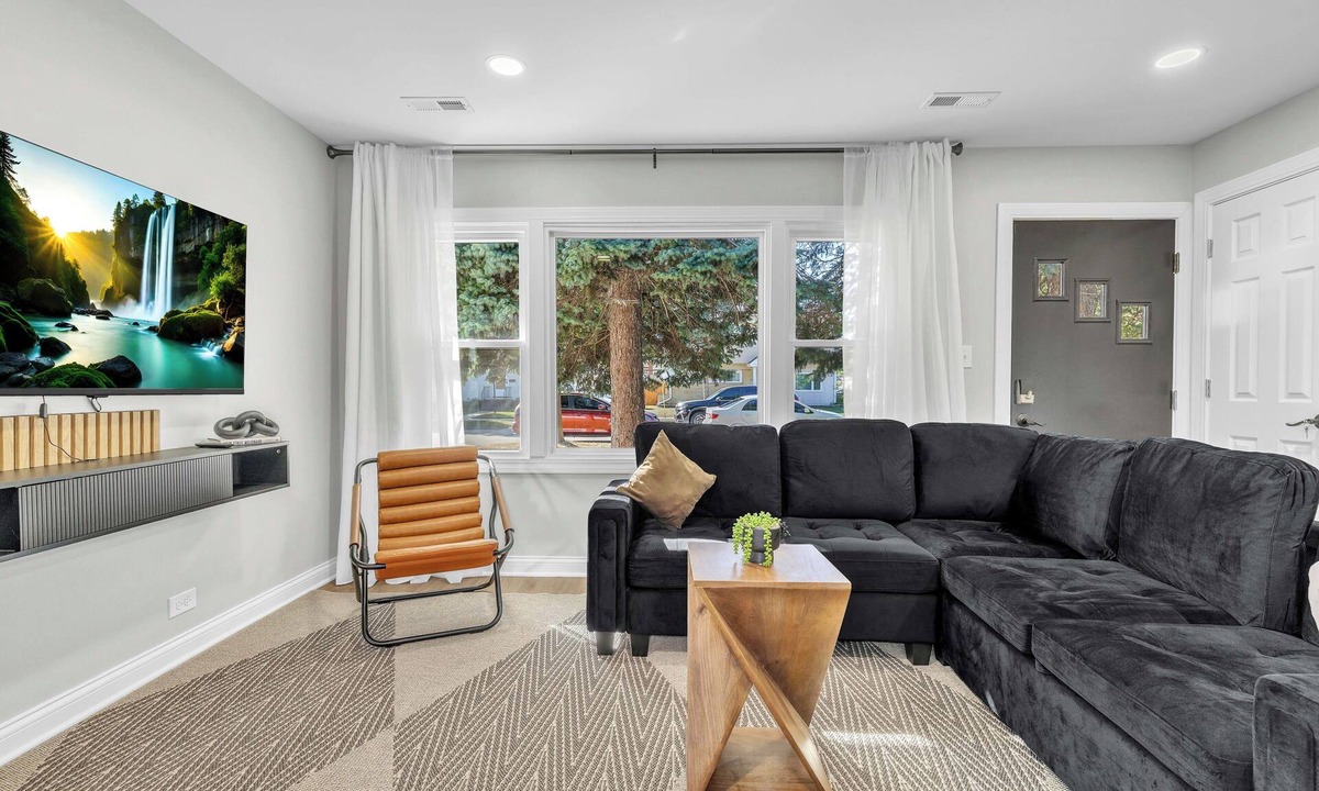 Des Plaines House | Cozy 3BR Retreat with grill Near O’Hare Airport