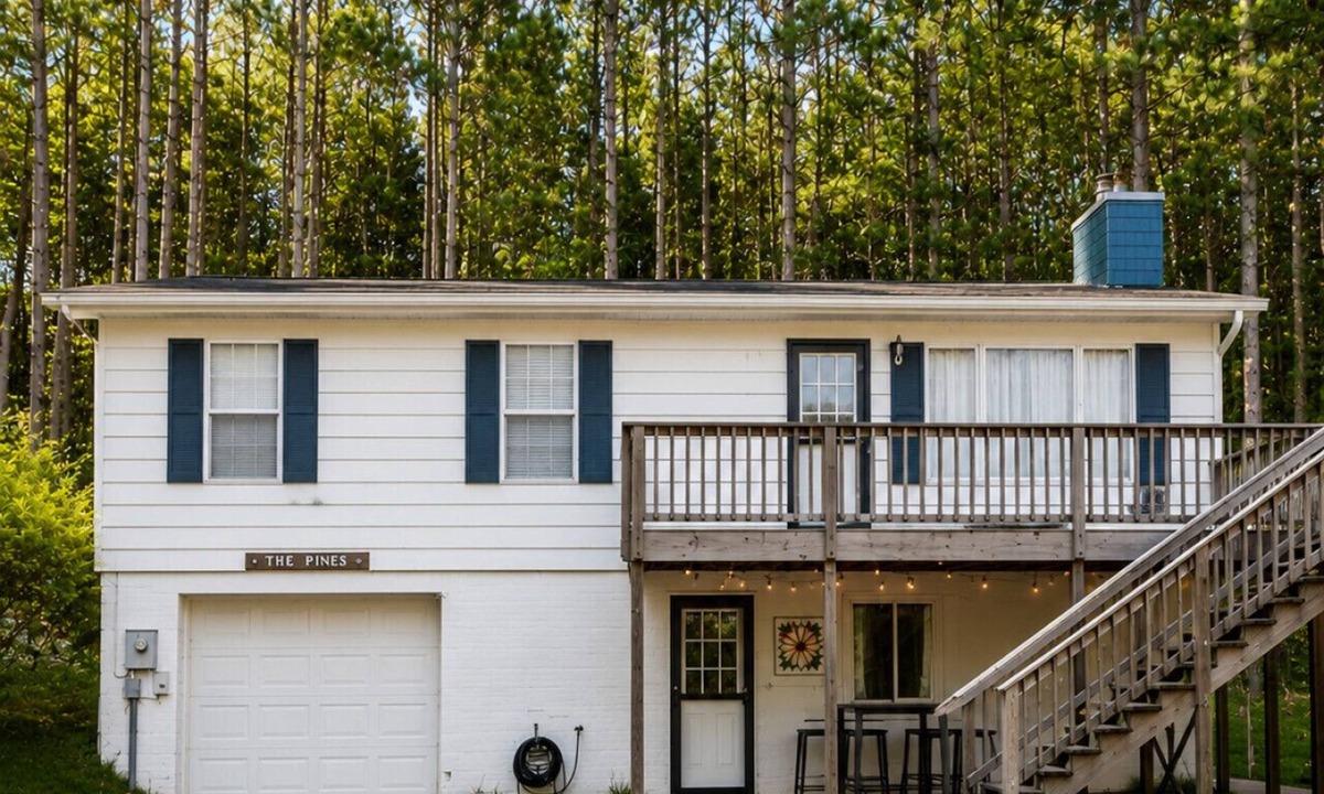 Frankfort House | Cozy 3BR w/Grill + Yard Games | Walk to Downtown + Lake MI